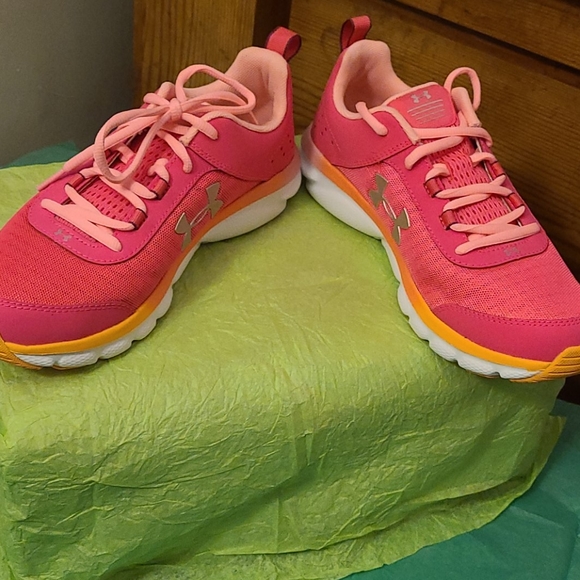 NWT Youth Under Armour Running Shoes - Picture 1 of 7